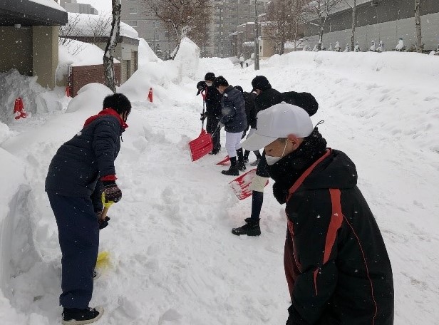 写真：生徒が除雪作業をしている様子その2
