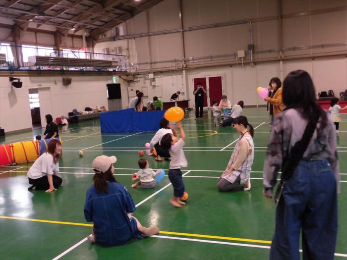 広い体育室でのびのびと遊ぶ子どもたち