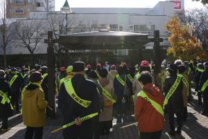 公園内に集まって町連会長の挨拶を聴く参加者たち