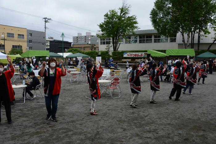 会場の公園内で輪になって月寒音頭を披露する様子