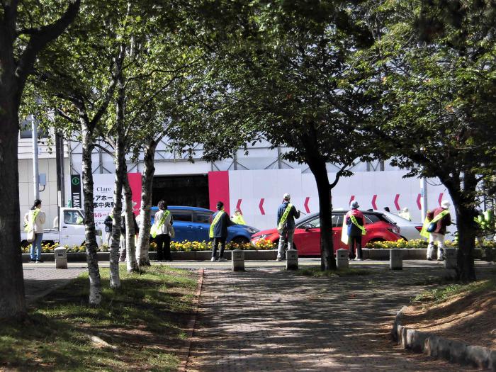 公園横の国道沿いで街頭啓発する様子