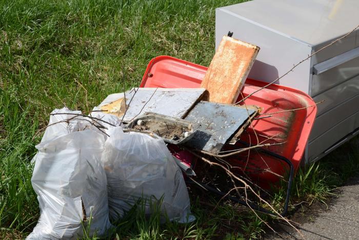 プラスチック製のそりなど集められたごみの山