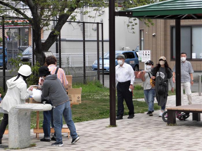 参加者が訓練場所の公園に集まってくる様子