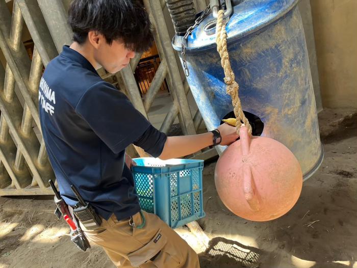 餌を保存している様子