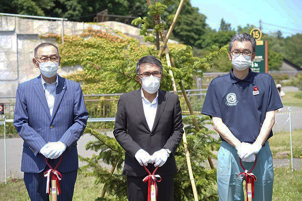 植樹贈呈式の様子