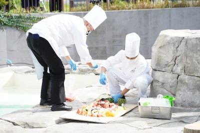 ケーキ作成中の金子厚総調理長