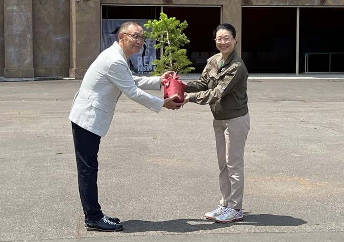 植樹贈呈式の様子