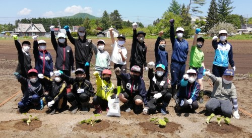 忠類小学校の生徒による苗植えの様子