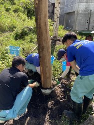 丸太設置作業の様子